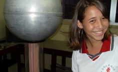 Alunos têm acesso a experimentos didáticos, como o Gerador de Van Der Graaf
