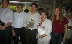 Representantes do Senai, Jalves Nicácio, autor do livro sobre acessibilidade (ao centro), reitora Ana Dayse e Sheila Maluf