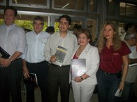 Representantes do Senai, Jalves Nicácio, autor do livro sobre acessibilidade (ao centro), reitora Ana Dayse e Sheila Maluf