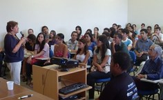 Reitora debatendo com alunos da Feac