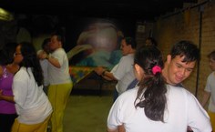 E logo se envolvem em uma oficina de dança