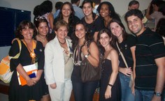 Reitora entre os alunos de Arquitetura e a professora Josemary