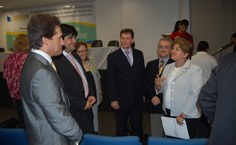 Professor Querino, organizador, a reitora Ana Dayse e participantes do seminário