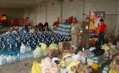 Bombeiros recebem mantimentos para distribuir nas áreas afetadas