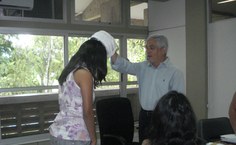 Eurico Lôbo, reitor em exercício, confere o grau à Heloise Oliveira