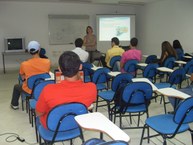 Verônica Gurgel, consultora do Sebrae, esclarece as dúvidas dos participantes