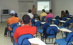 Verônica Gurgel, consultora do Sebrae, esclarece as dúvidas dos participantes