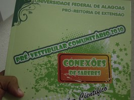 Conexões de Saberes entrega apostilas para alunos do Pré-vestibular Comunitário