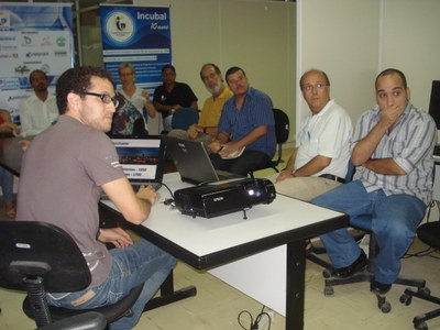 Professor Willy Tiego faz a apresentação da Zuq