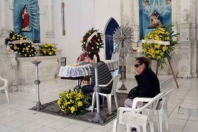 Corpo do professor Sebastião Grangeiro é velado no Cemitério Nossa Senhora da Piedade (Foto: Adelaide Nogueira)