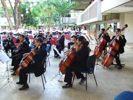 Orquestra da Ufal faz concerto em escola pública no Pontal da Barra