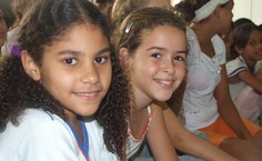 Lady Thallycia e Karliany Deborah se empolgaram com a apresentação