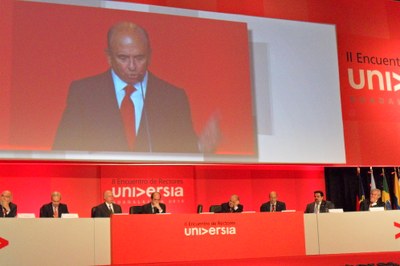 Presidente do Grupo Santander, Emílio Botín discursa durante abertura do II encontro Internacional de Reitores