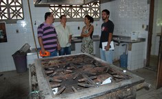 Representantes da Sinfra e estudantes avaliam as condições do restaurante