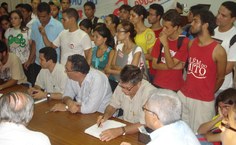 Reitor em exercício, Eurico Lôbo, e pró-reitores recebem os estudantes do Ceca