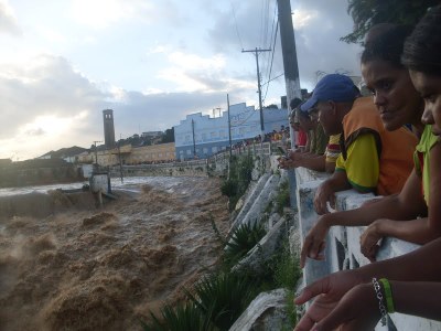 População de Rio Largo observa a força das aguas. foto: Cristiane Honorato