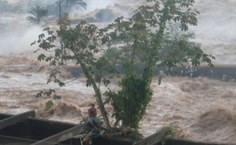 Morador desolado diante da enxurrada. Foto. Cristiane Honorato