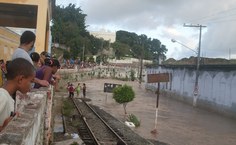 Trilhos do trem ficaram encobertos. Foto: Cristiane Honorato