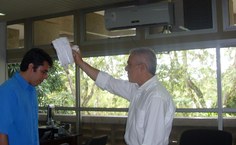 Reitor em exercício, Eurico Lôbo, confere o grau de Licenciado em Educação Física