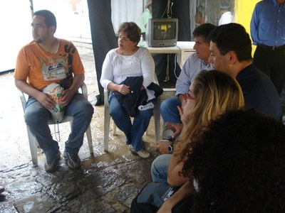 Reitora Ana Dayse e pró-reitor Eduardo Lyra reunidos com estudantes da Ufal