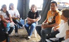 Professor da Psicologia, Cristina Câmelo (ao centro), coordenando ação com as crianças e adolescentes