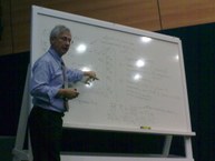 Prof. Pindera durante a primeira aula do curso