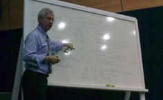 Prof. Pindera durante a primeira aula do curso
