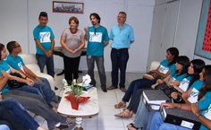 Professor Jorge Marcelo apresenta à reitora a equipe que elaborou os projetos