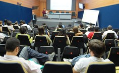 Curso está sendo realizado no auditório da biblioteca central
