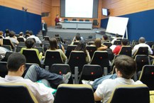 Curso está sendo realizado no auditório da biblioteca central