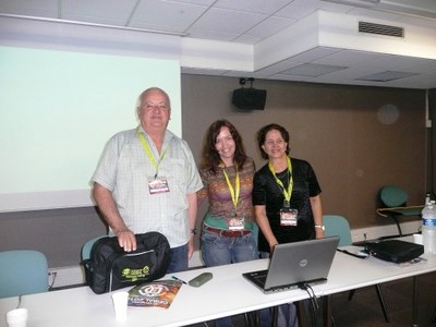 Professora Ana Claudia (ao centro) em evento na França