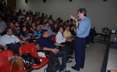 Prof. Barbirato, da Proginst, apresenta a instituição para os novos servidores