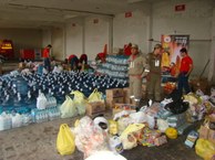 Bombeiros recebem mantimentos para distribuir nas áreas afetadas