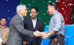 Vice-reitor Eurico Lôbo cumprimenta o prefeito