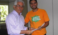 Professor Eurico Lôbo recebe carta com reinvindicações dos estudantes