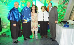 Da esquerda para a direita: vice-reitor Eurico Lôbo, Ariano Suassuna, vice-prefeita Lurdinha Lyra, reitora Ana Dayse e secretário da Cultura Osvaldo Viégas