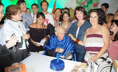 Ao fim da solenidade, fãs ainda conseguiram autógrafo do doutor