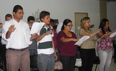 À esquerda, o primeiro professor de Libras do Campus do Sertão, Cristiano Vilela, faz o juramento com os outros servidores empossados