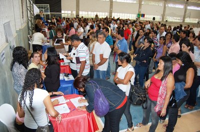 Alunos da pós realizam inscrição