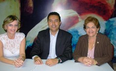 O autor, ladeado pela diretora do Museu, Leda Almeida, e pela reitora da Ufal, Ana Dayse Dorea