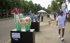 Exposição Boibrincar na orla da Pajuçara