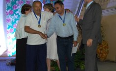 Os artesãos Vicente Ferreira e Geraldo Cardoso recebem Prêmio Gustavo Leite