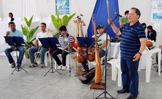 O músico Egídio Vieira, banda e instrumentos inventados por ele