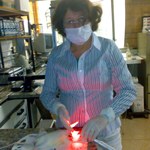 Professora do IF se especializa em terapia fotodinâmica para tratar câncer