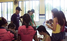 Participantes do projeto aprendem a elaborar um jornal mural