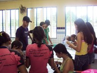 Participantes do projeto aprendem a elaborar um jornal mural