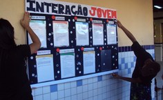 O resultado da oficina é exposto no pátio da escola