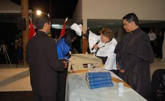 Reitora Ana Dayse confere o grau aos primeiros formandos do Campus Arapiraca