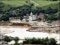 Em algumas cidades, as pontes foram destruídas e os moradores ficaram ilhados