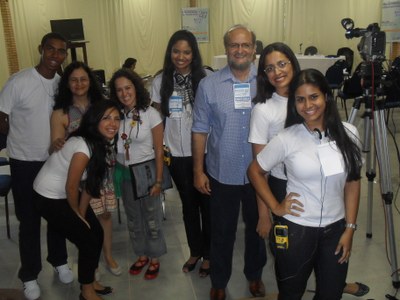 Coordenador e alunos do curso de Comunicação no apoio ao evento